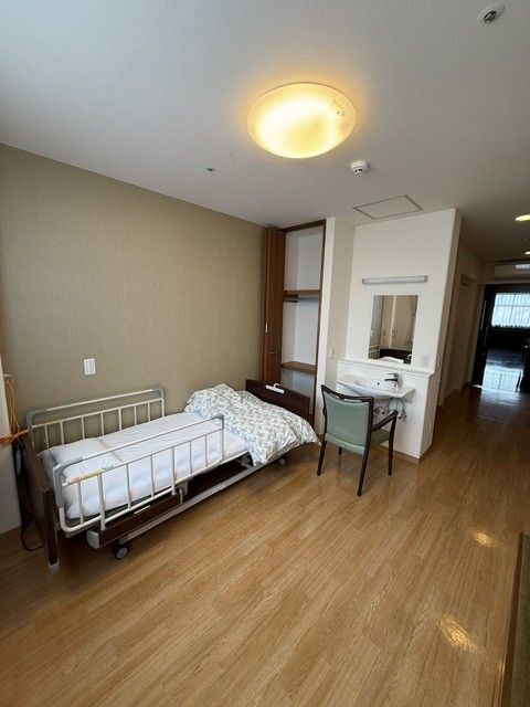ベッドと洗面台のある部屋