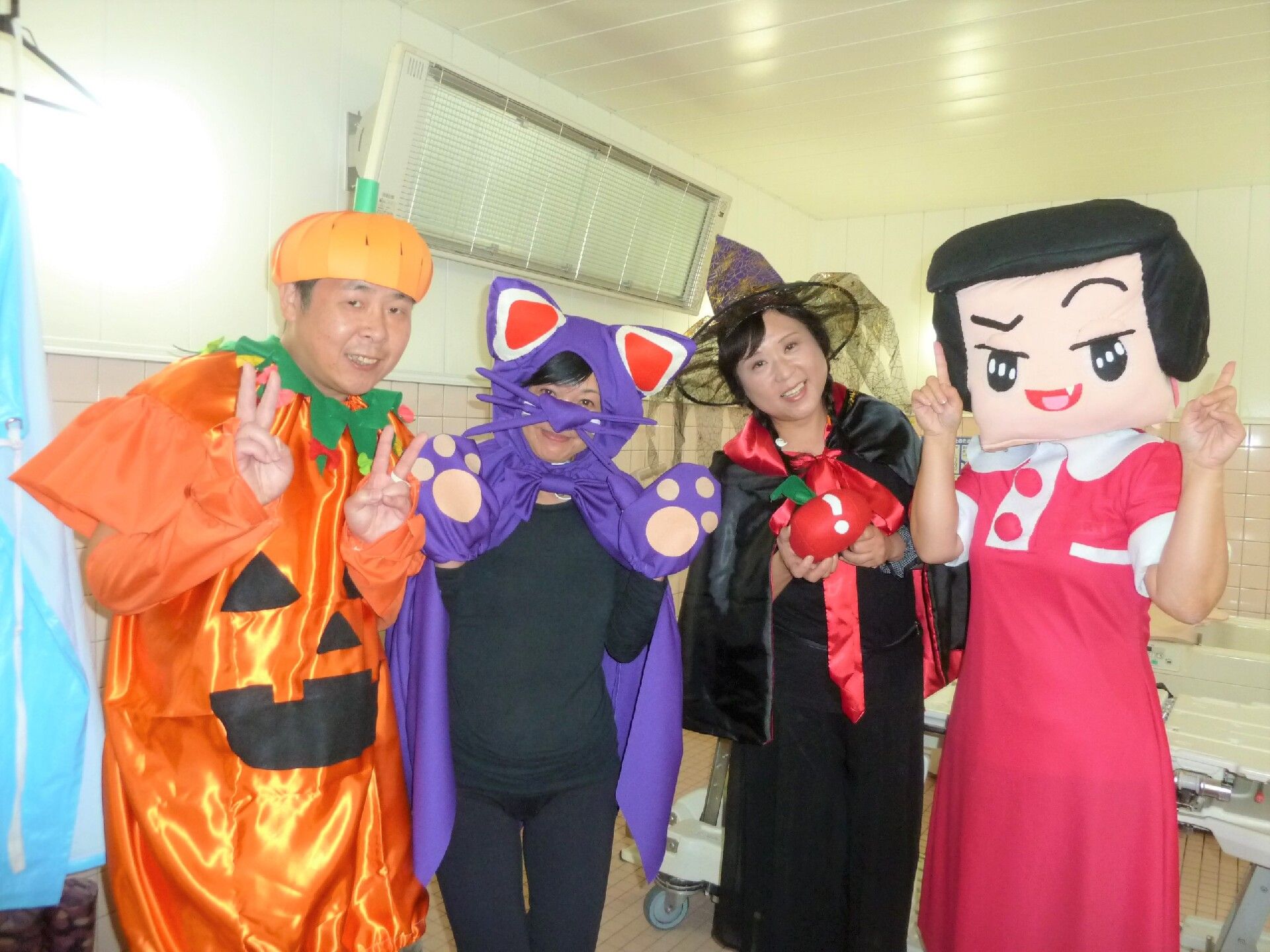 さまざまなキャラクターに扮する施設内のスタッフ。ハロウィンイベントの様子