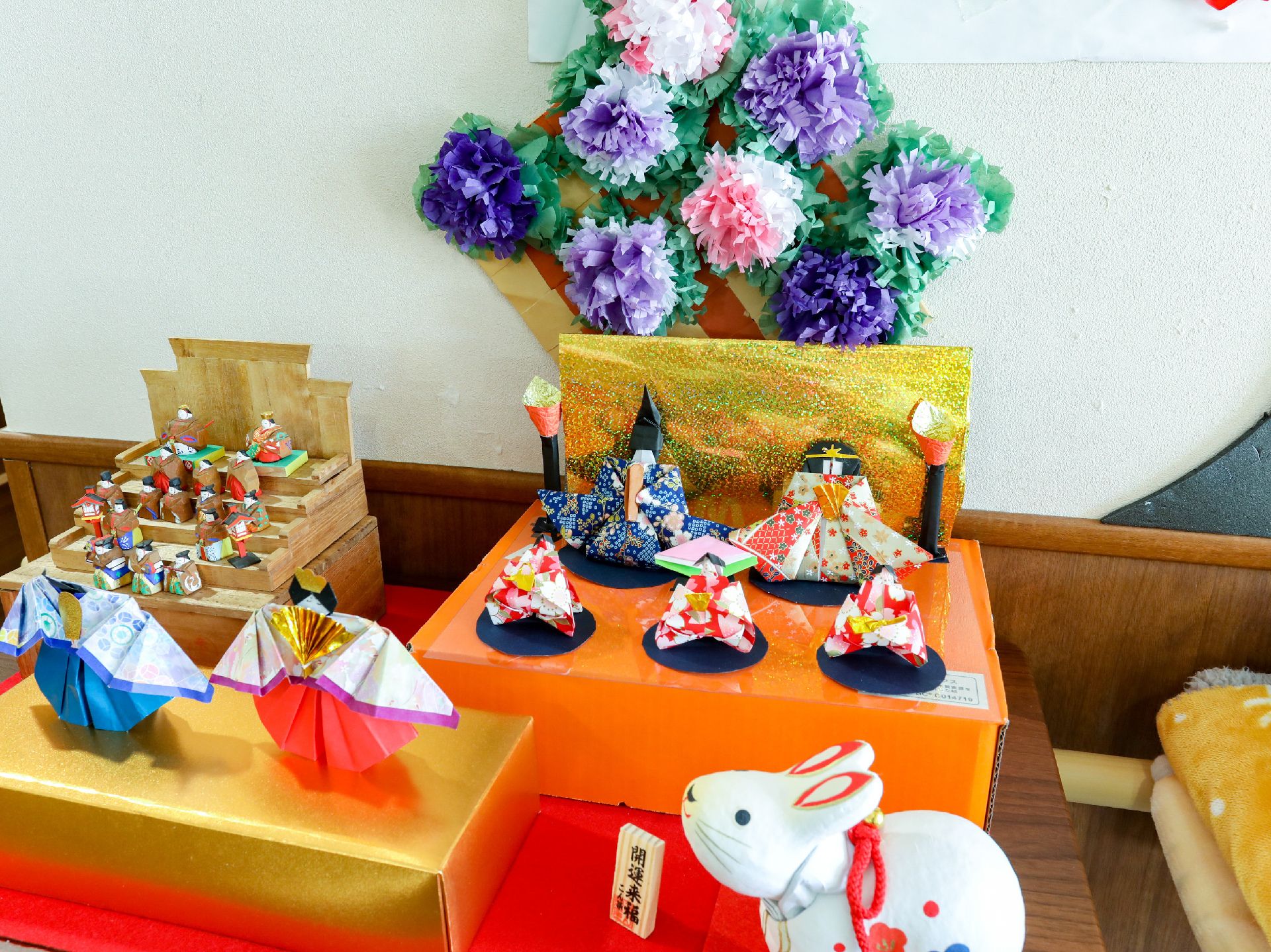 ひな祭りの飾り付けがされた棚
