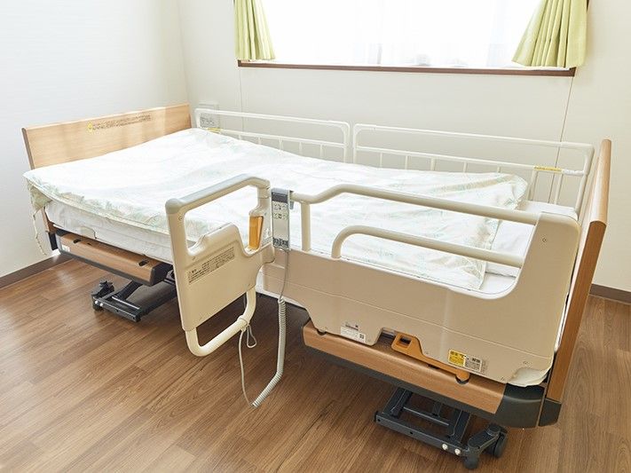 車いすの女性と医療スタッフ