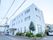 施設は白色の外壁で、３階建ての建物である。建物の周りには木々が植えられており、自然に触れながら過ごすことができる。