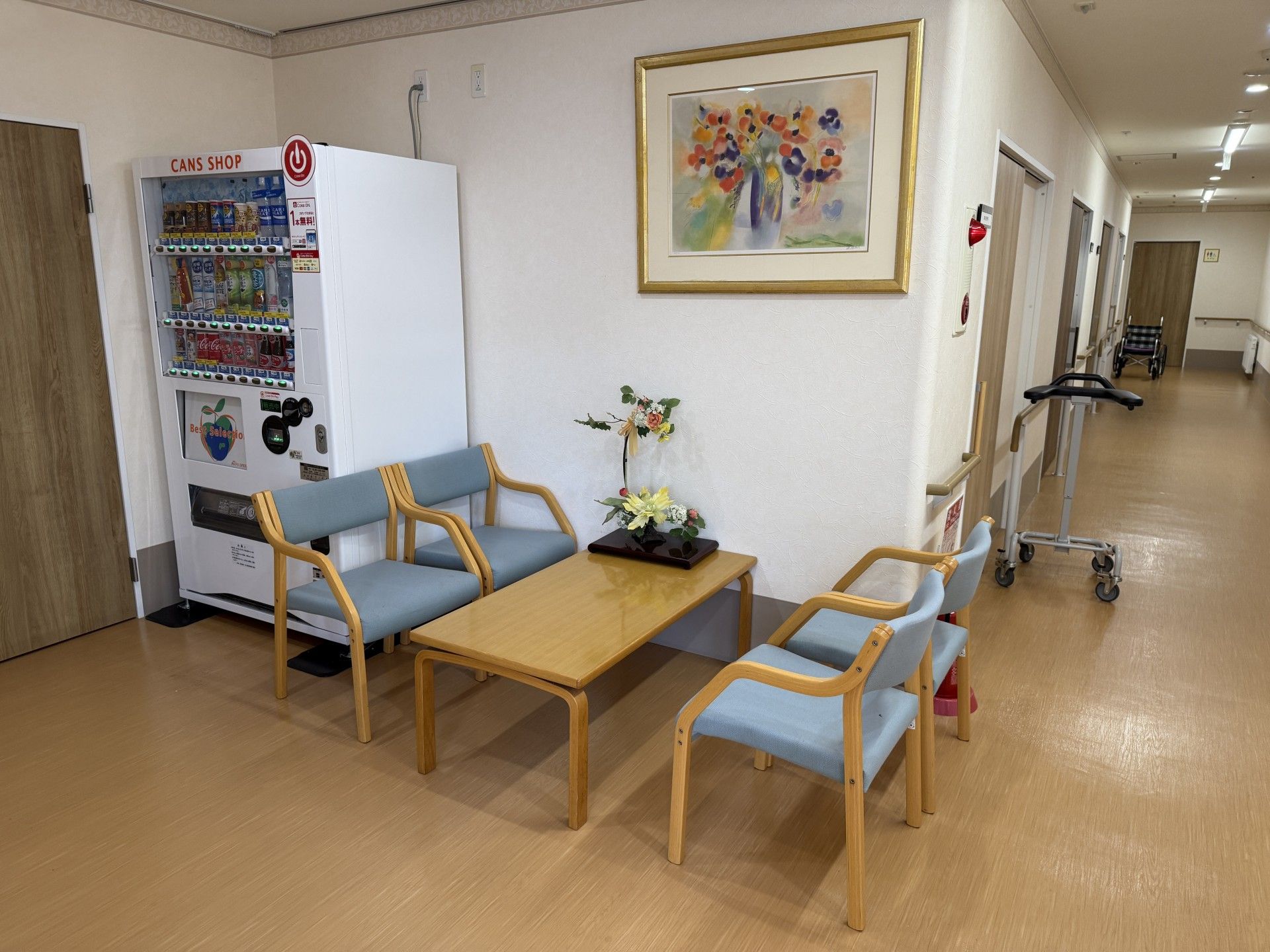 自動販売機と椅子のある休憩スペース