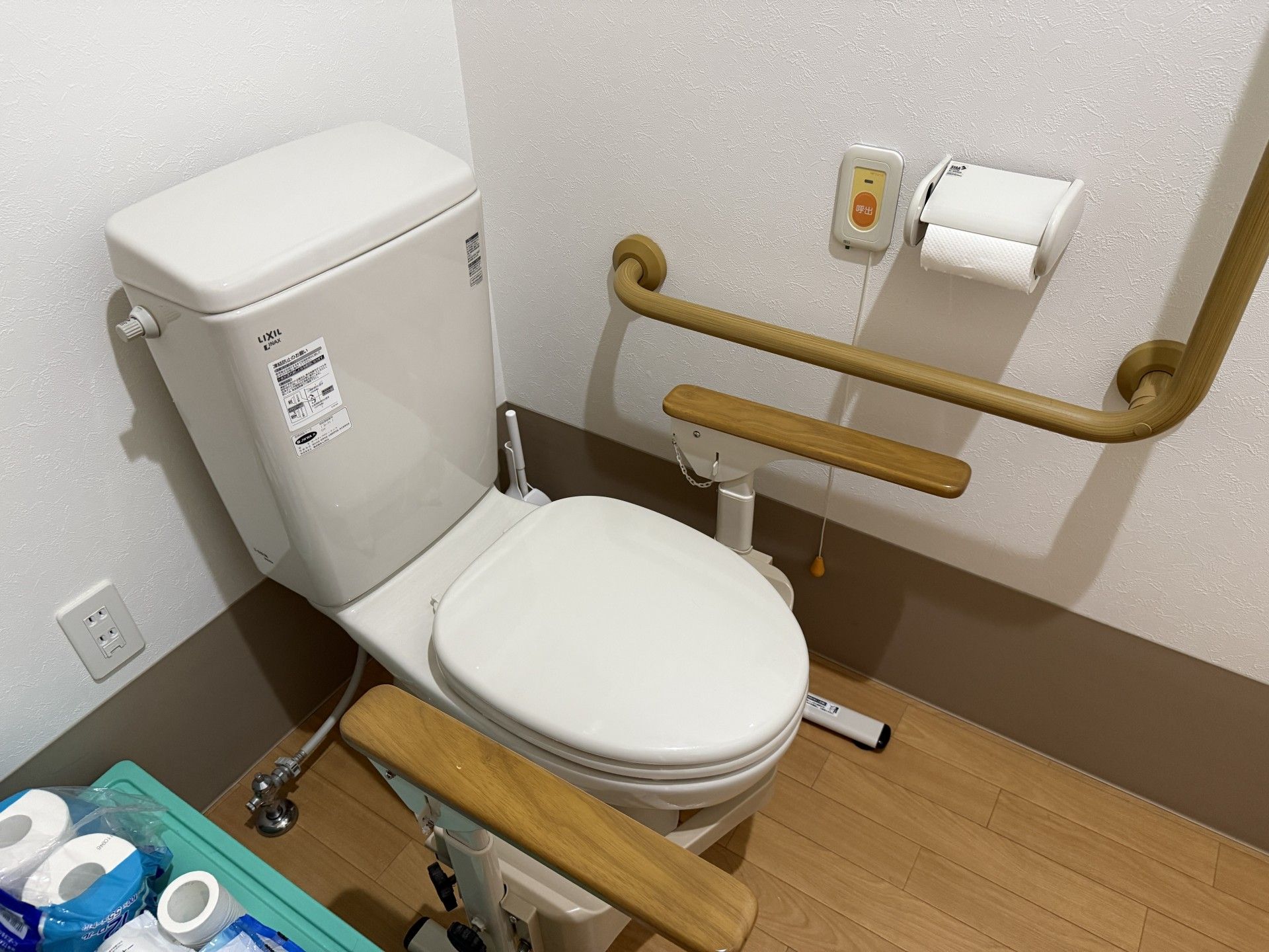 手すり付きのトイレ