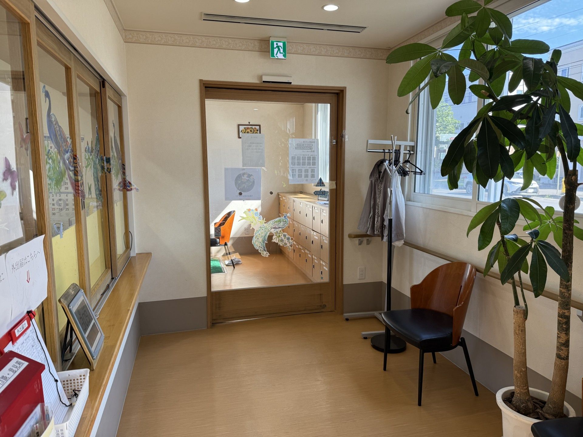 明るい廊下と受付