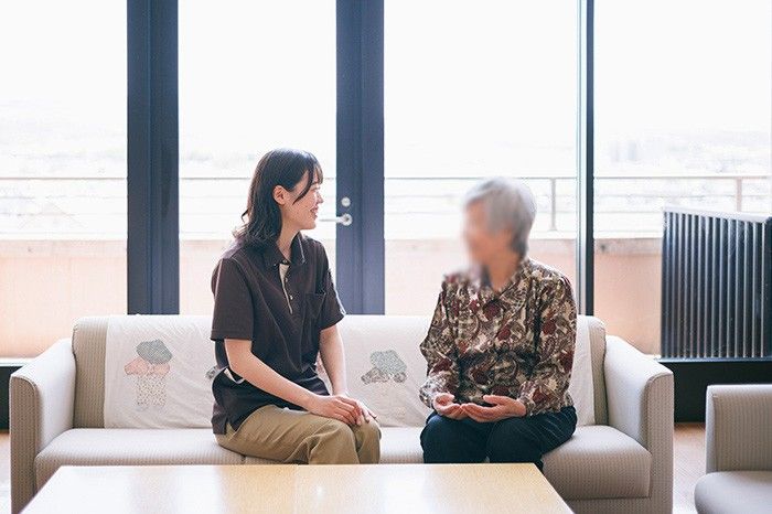 談笑する二人の様子