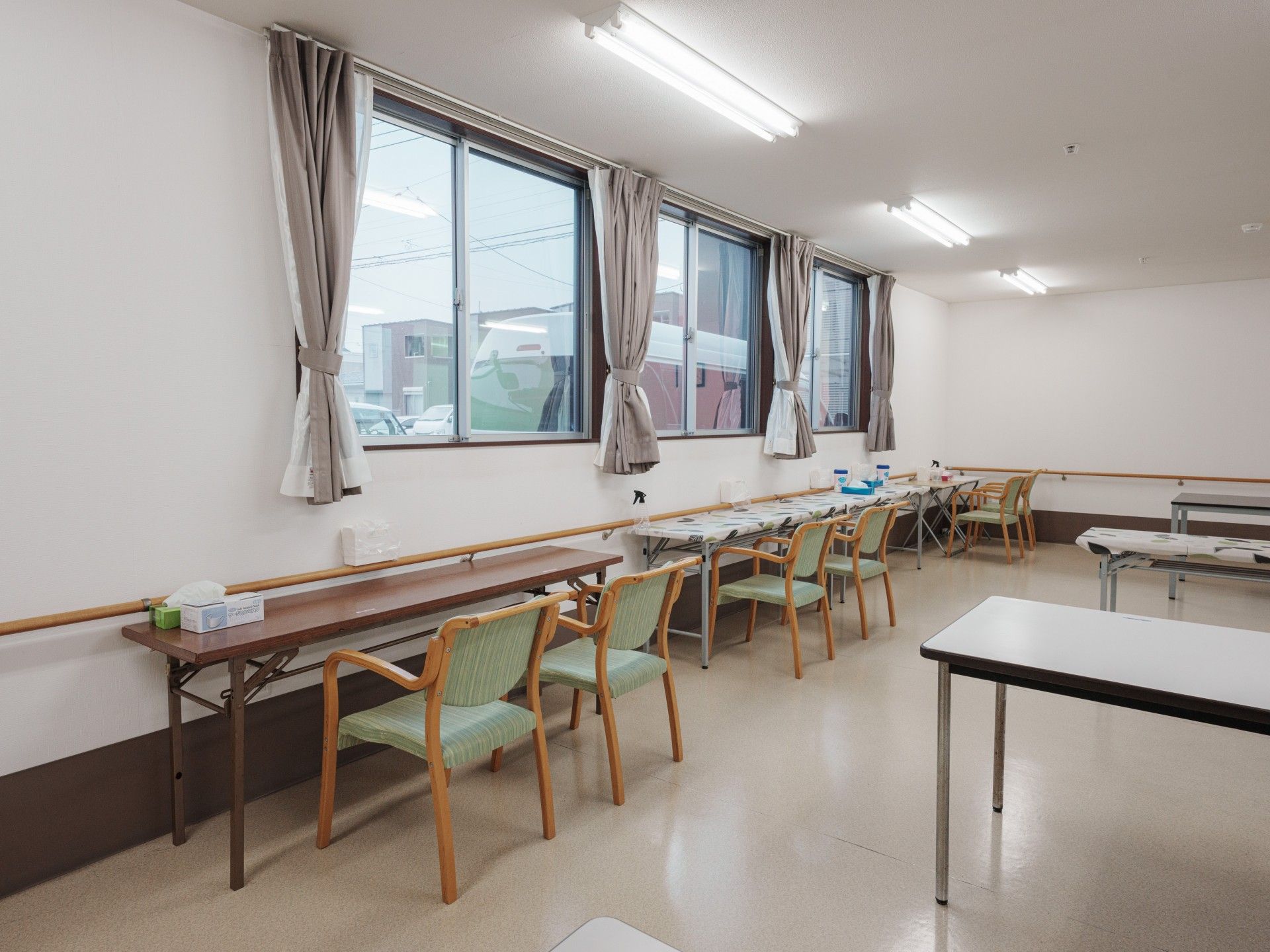 窓際のテーブルと椅子