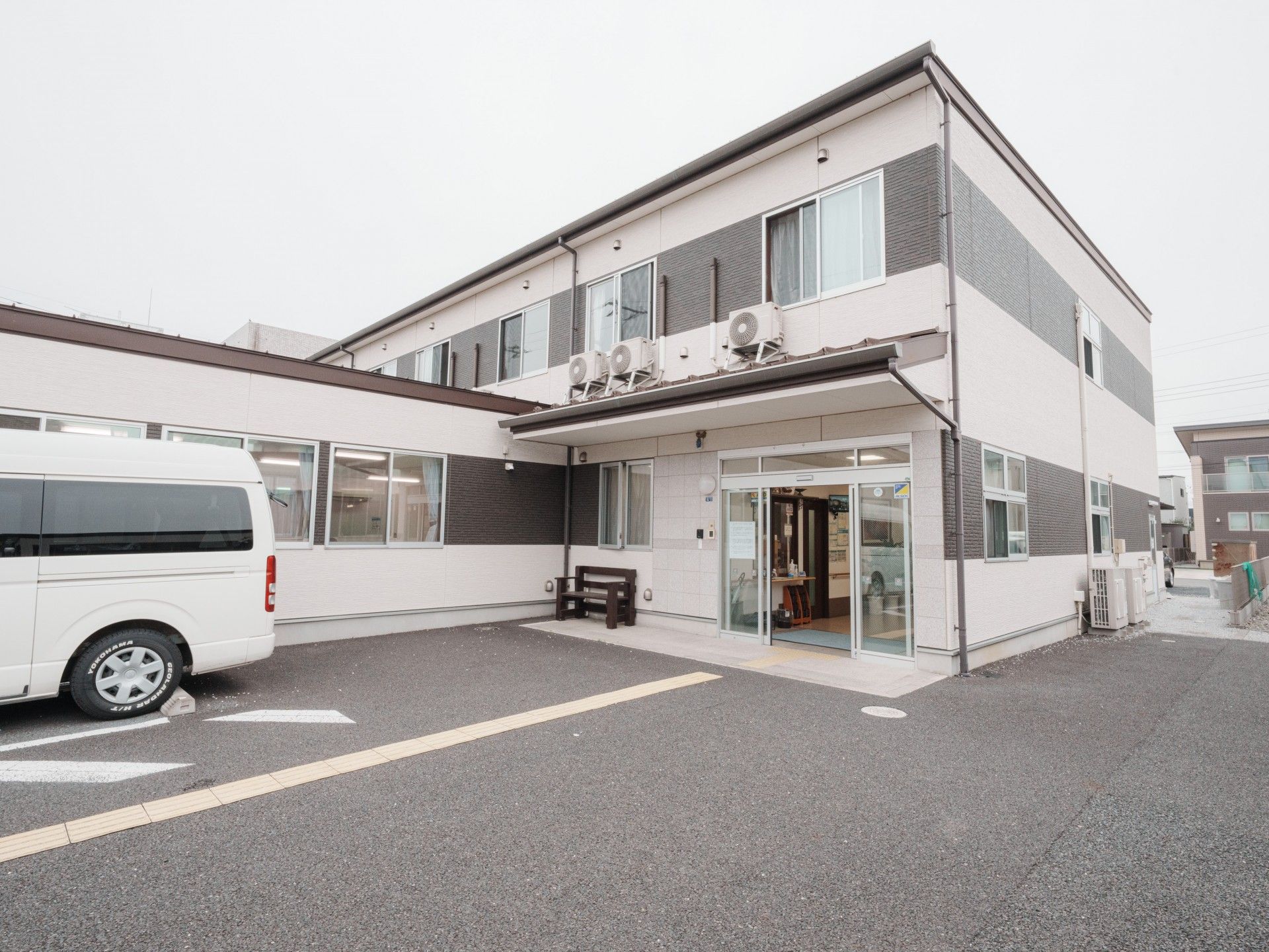 広い駐車場のある建物