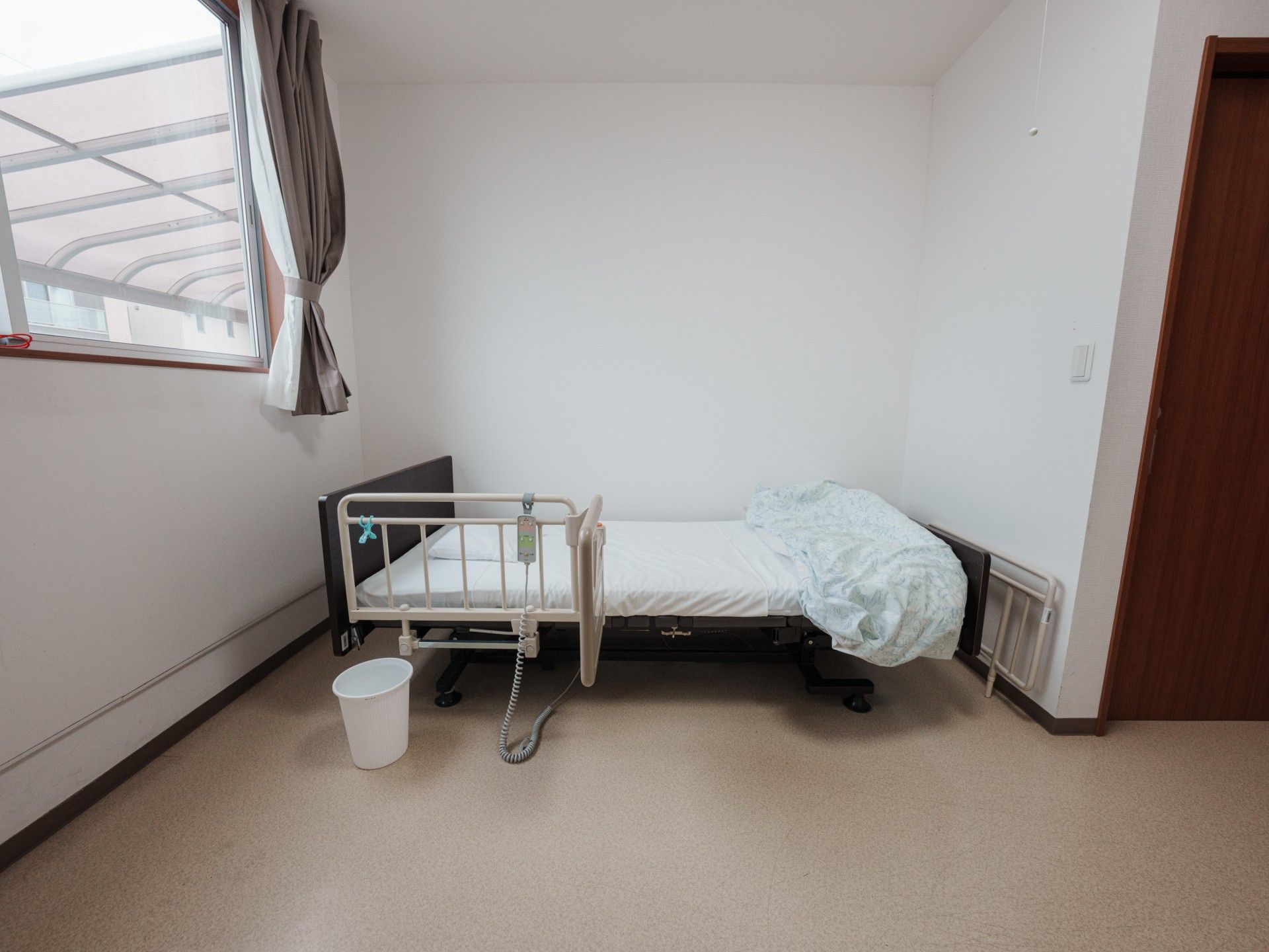 シンプルなベッドの部屋