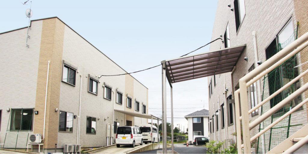 明るい外観の建物