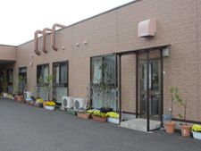 暖かみのある建物正面