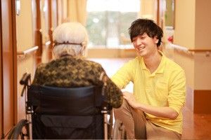 笑顔で会話するスタッフと利用者