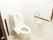 手すりや緊急コールが取り付けてある施設内のトイレの様子