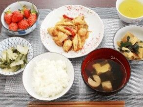 ご飯とみそ汁、イチゴやおかずなどが並べられているメニューの一例