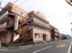住宅街に位置する施設の外観