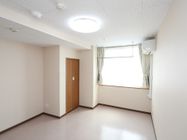 居室はスッキリとした空間になっている。クローゼットやエアコン、室内物干し竿が完備されている。明るい自然光が差し込む窓がある。