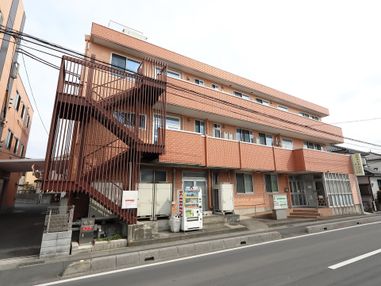 ３階建ての施設である。バルコニーが２階と３階に設けられており、外階段が設置されている。内科クリニックが併設されている。