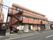 ３階建ての施設である。バルコニーが２階と３階に設けられており、外階段が設置されている。内科クリニックが併設されている。
