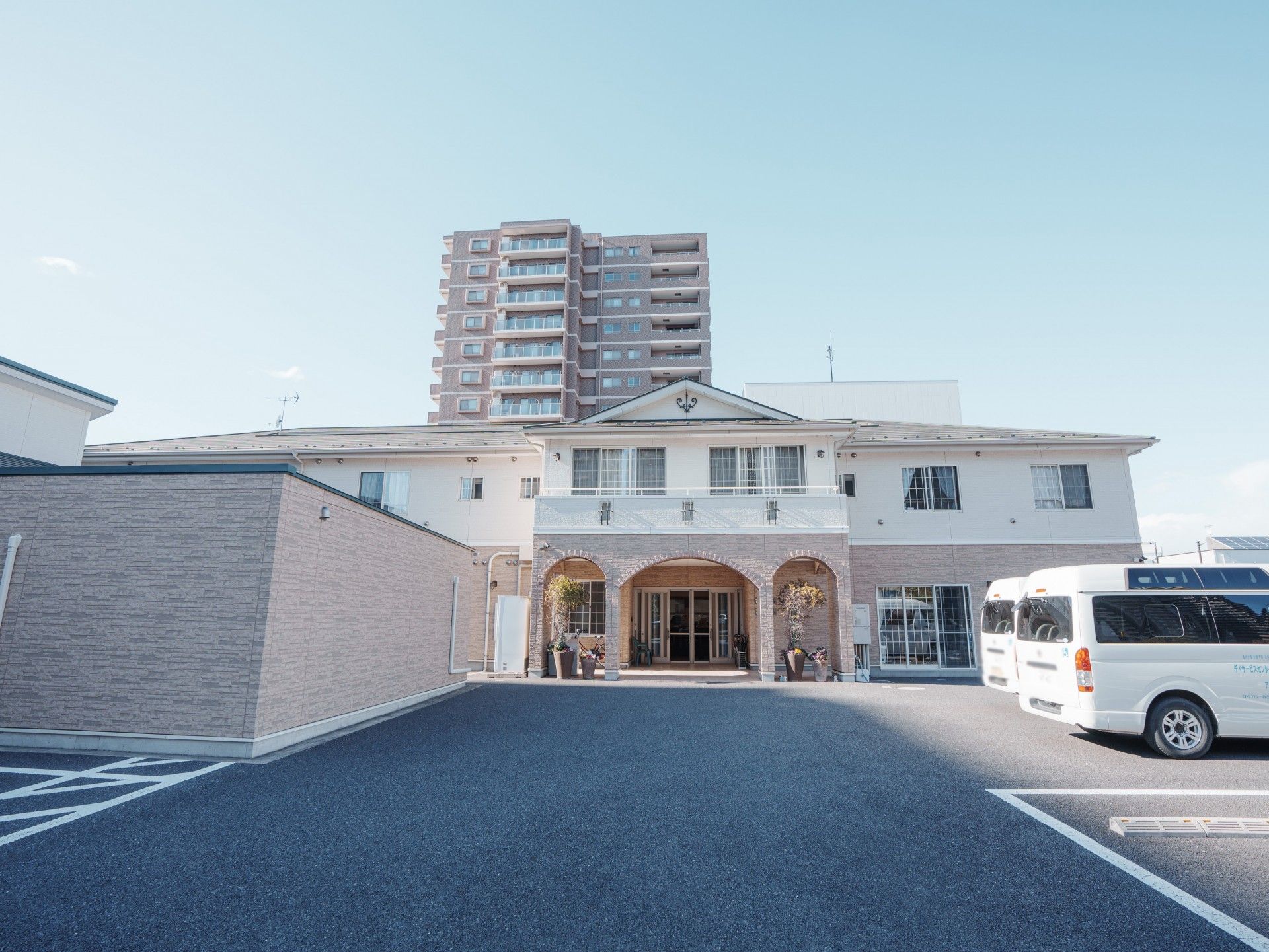 ゆったりとしたエントランスの建物