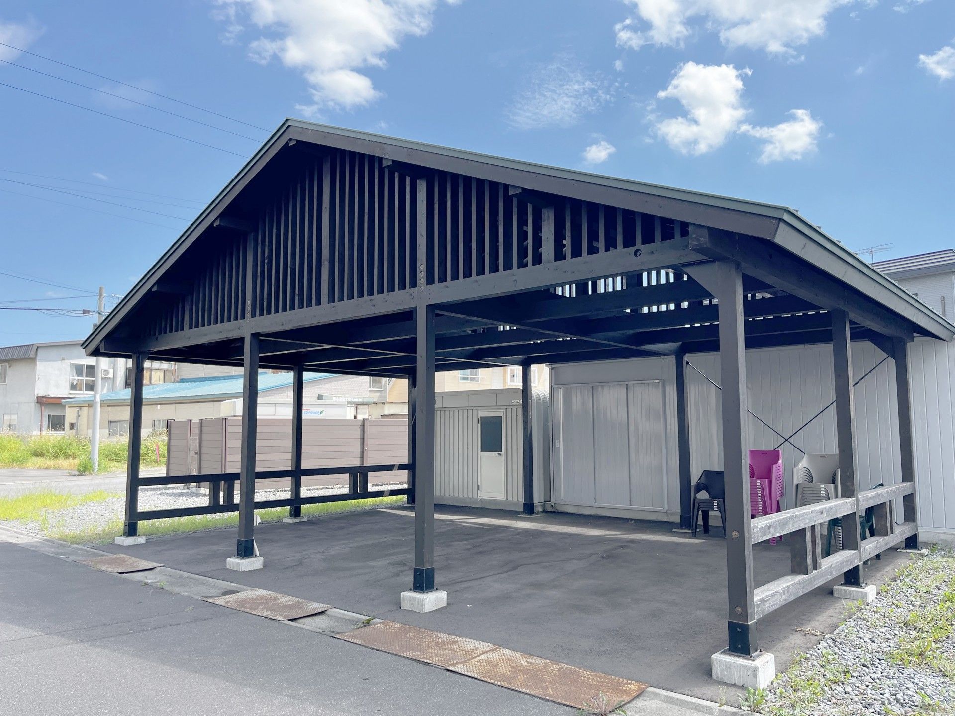 屋根付きの駐車スペース