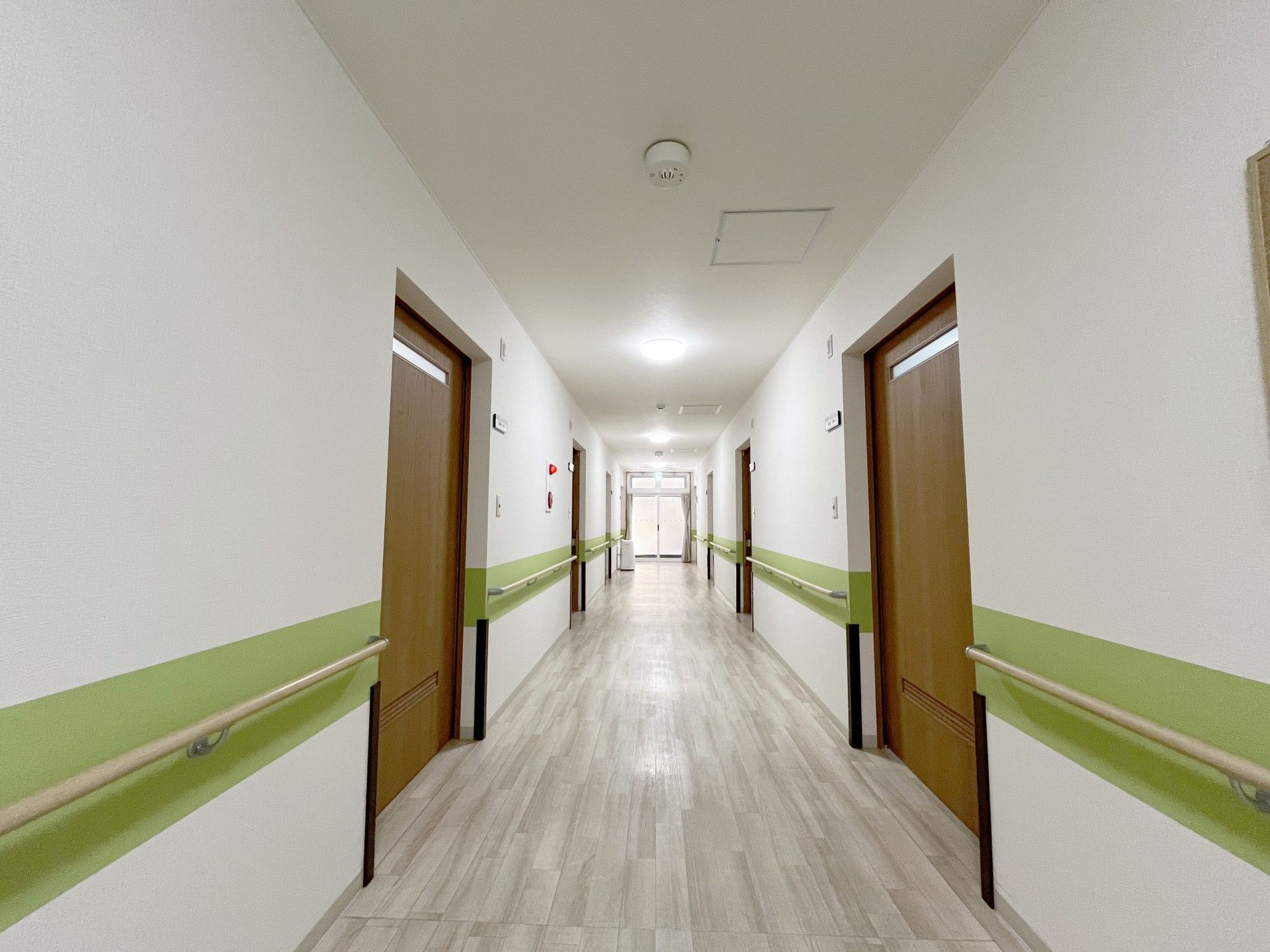 手すり付きの廊下