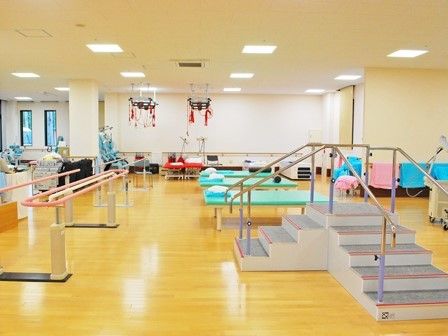 歩行訓練用器具やそのほかのトレーニング機器が並ぶトレーニングルーム