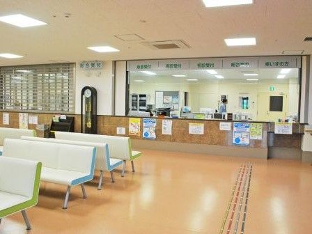 施設内にあるメディカルセンターの受付の様子。ベンチが並んでいる待合室