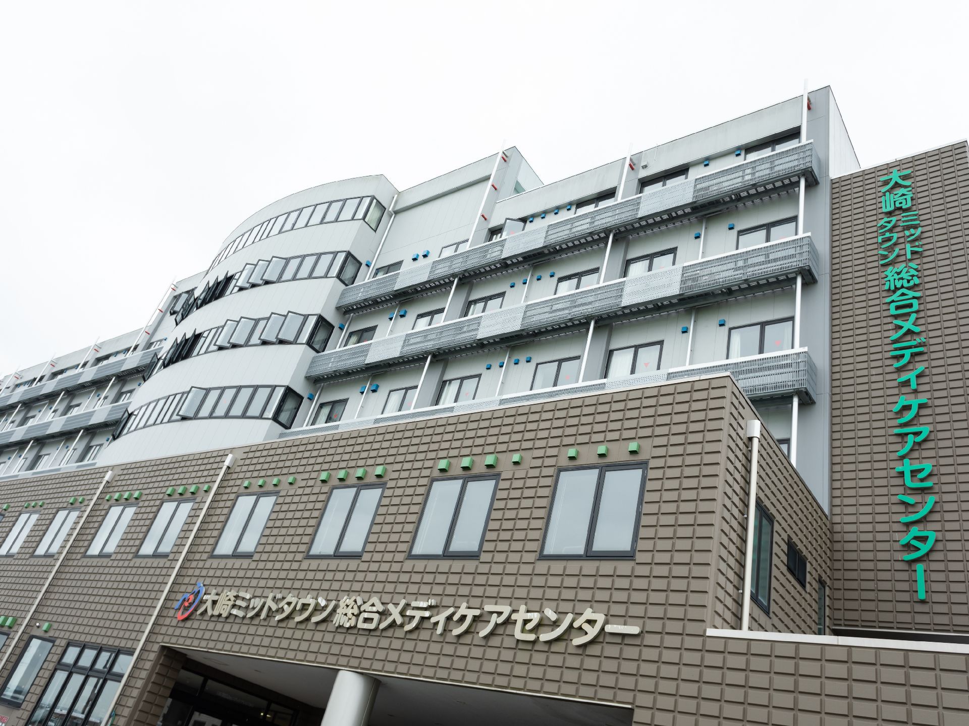 レンガ調の外観で白とベージュの色の建物