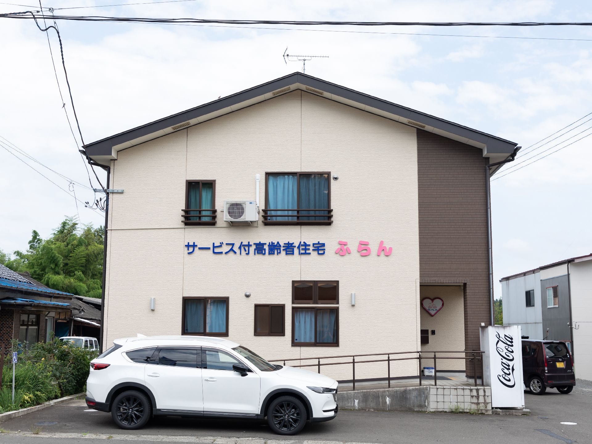 個室が完備された２階建ての施設