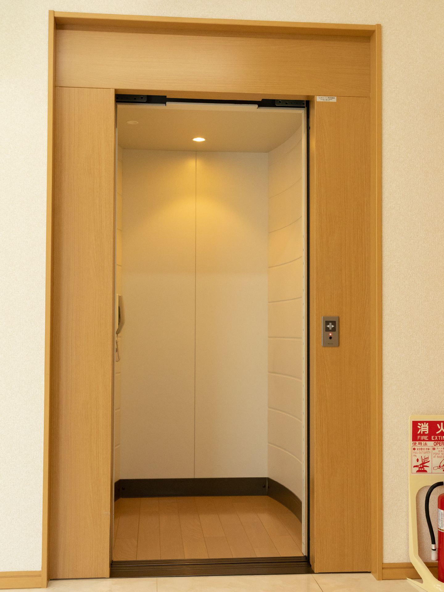 足腰に不安がある方にもご利用いただけるエレベーター