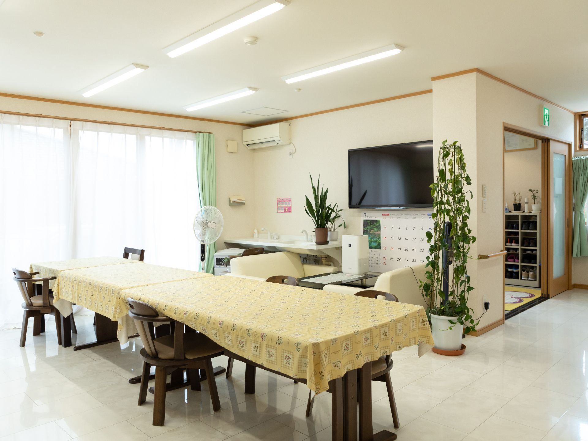 大きな窓が設置された、テレビをご覧いただける共有スペース