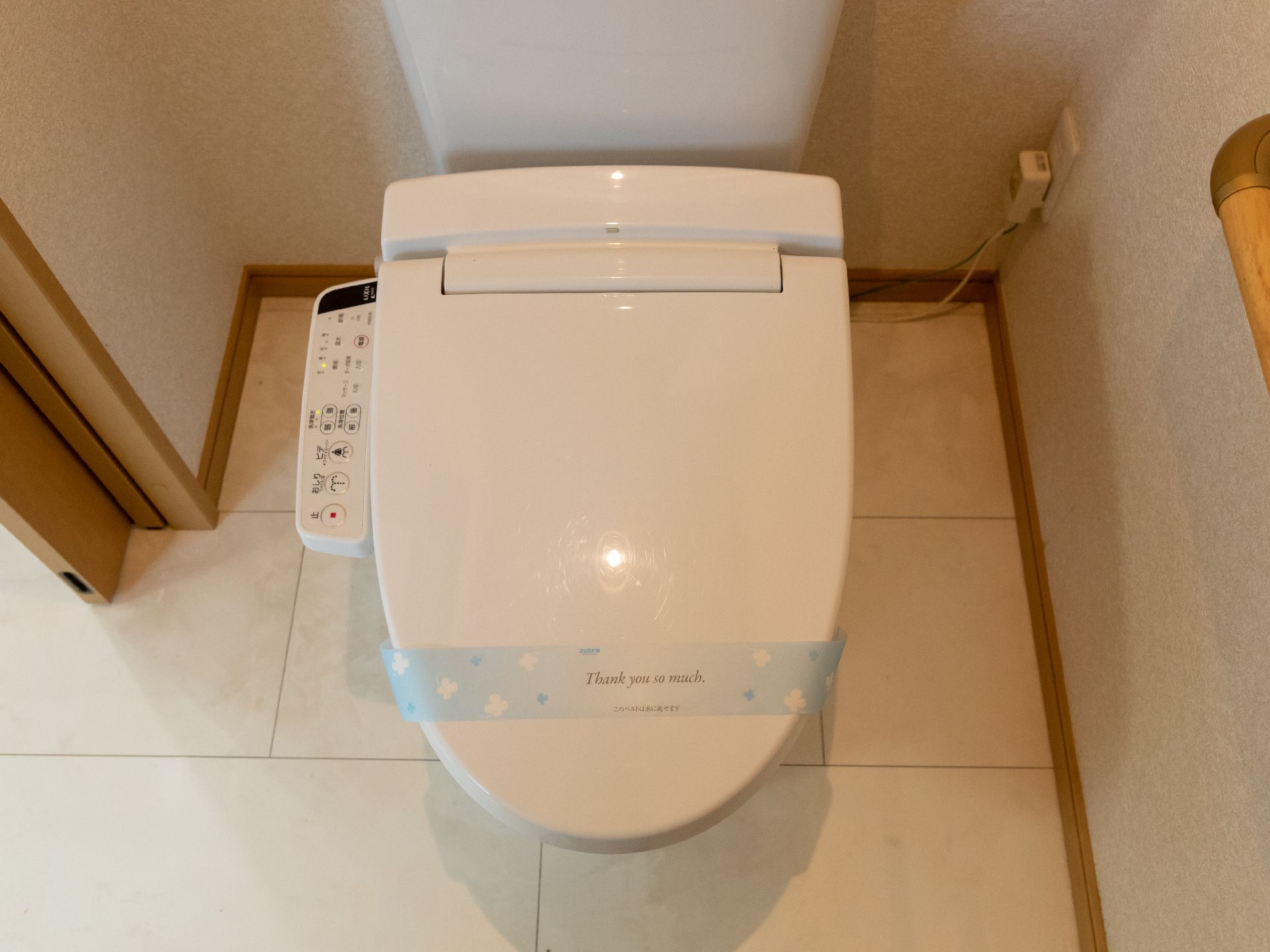 温水洗浄便座が完備されたトイレ