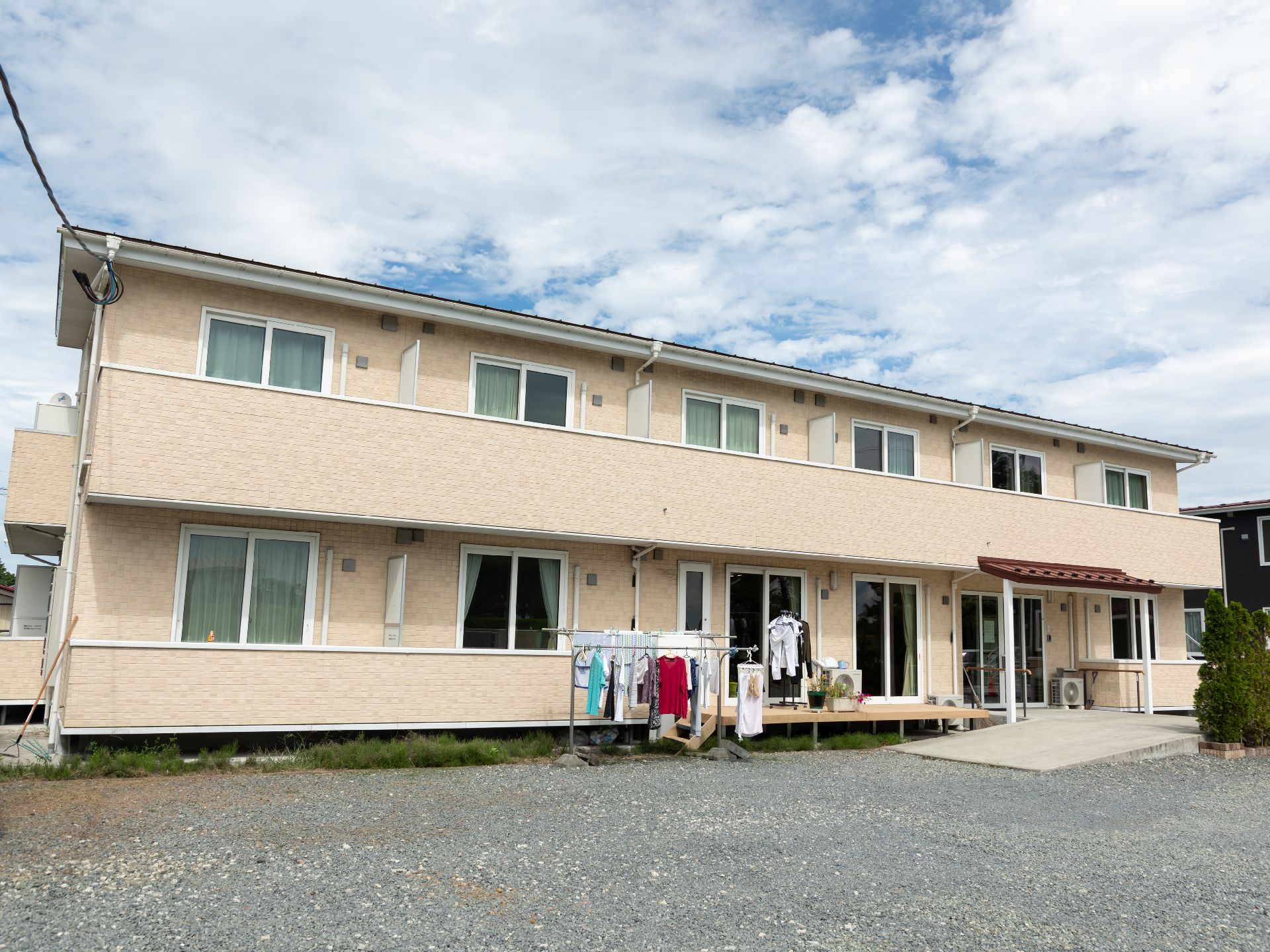 日当たりの良い2階建ての施設