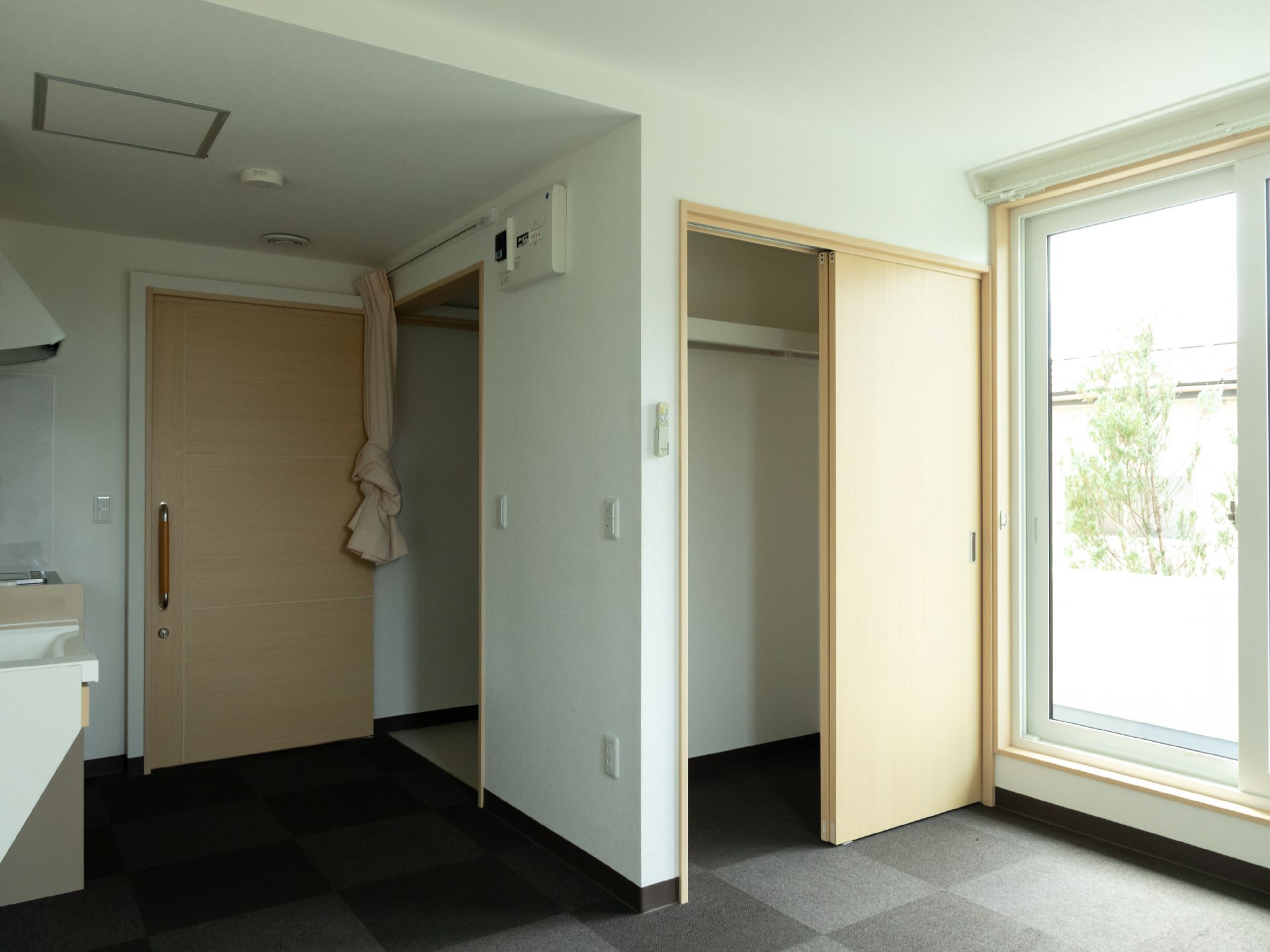 入口にスライド式ドアを設置した居室
