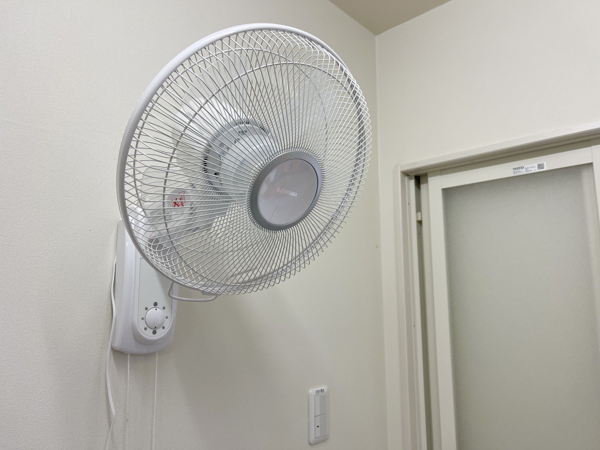 壁掛け扇風機のある部屋