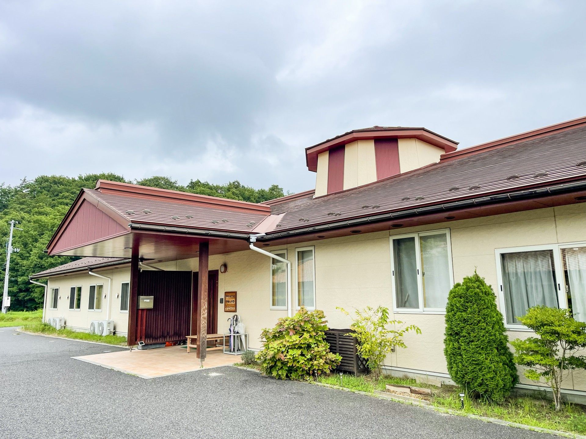 ゆったりとした入口の建物