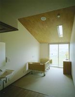 明るい個室のベッド
