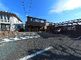 広々とした駐車場と建物の外観