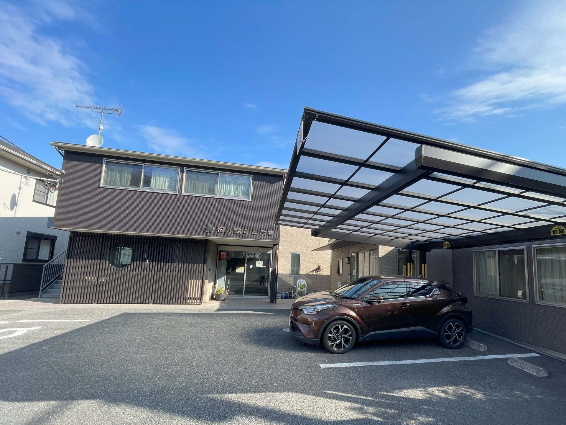 駐車場のある建物外観