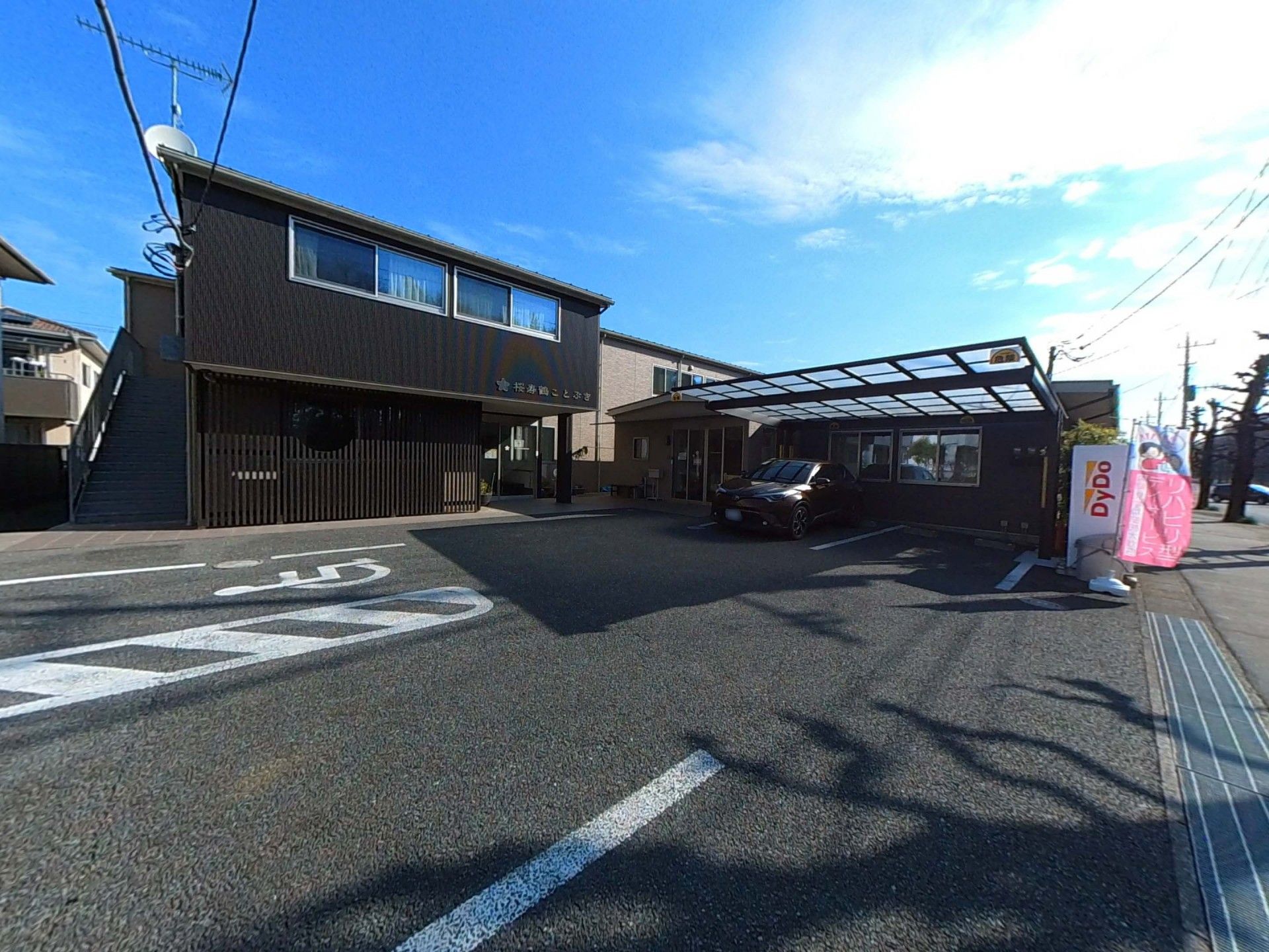 駐車場のある建物外観