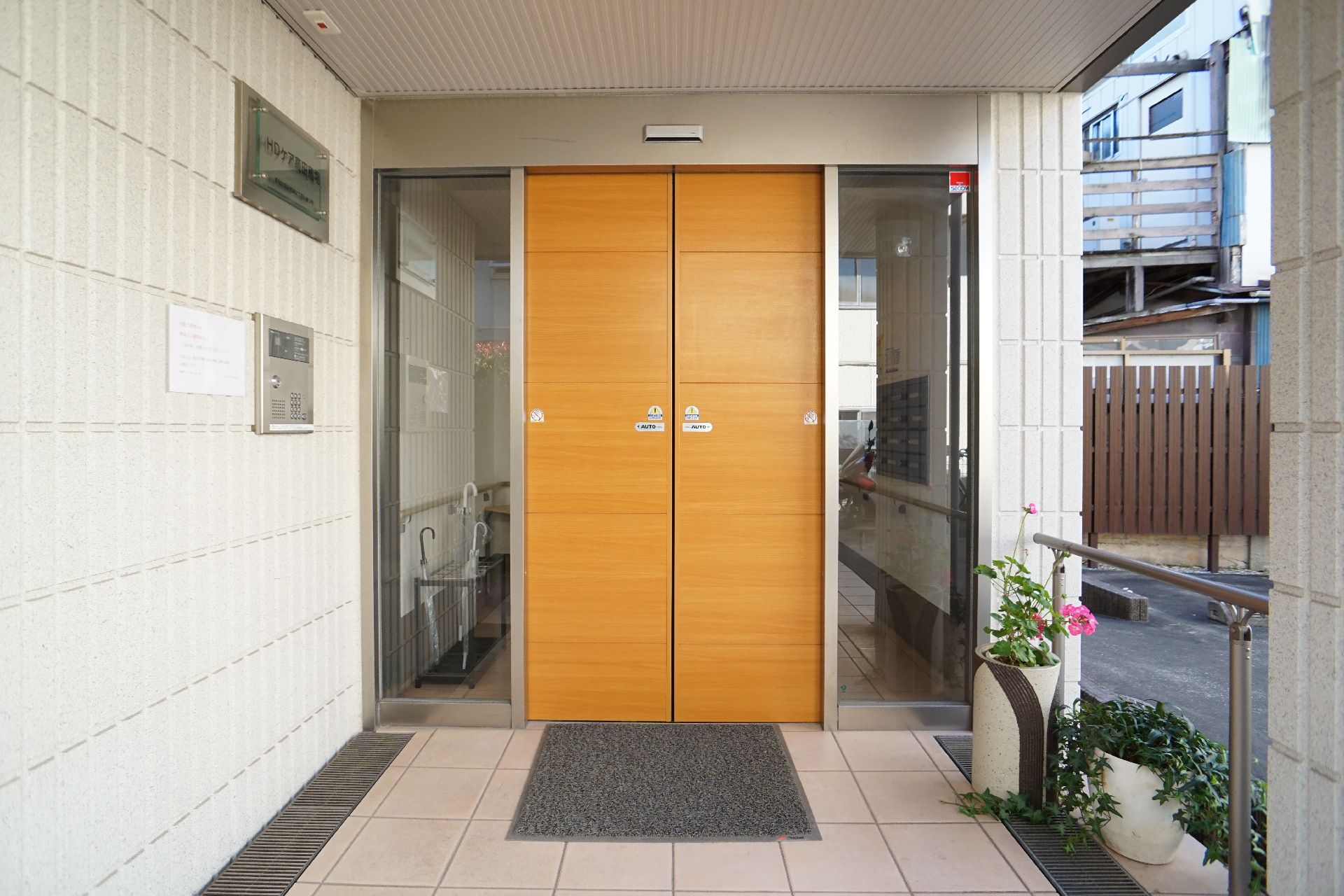自動扉を採用したエントランス