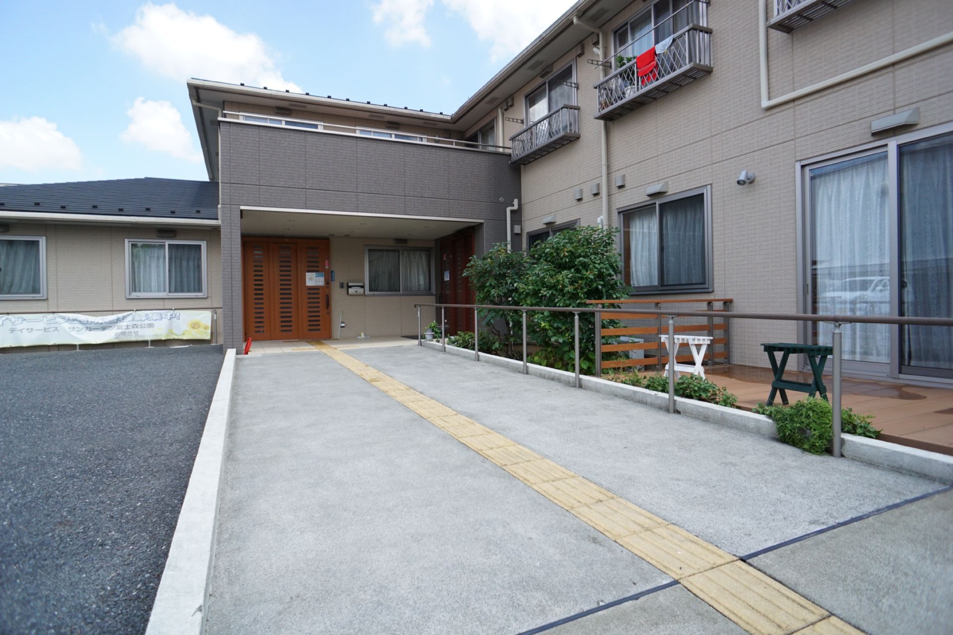 駐車場が広く設置された外観