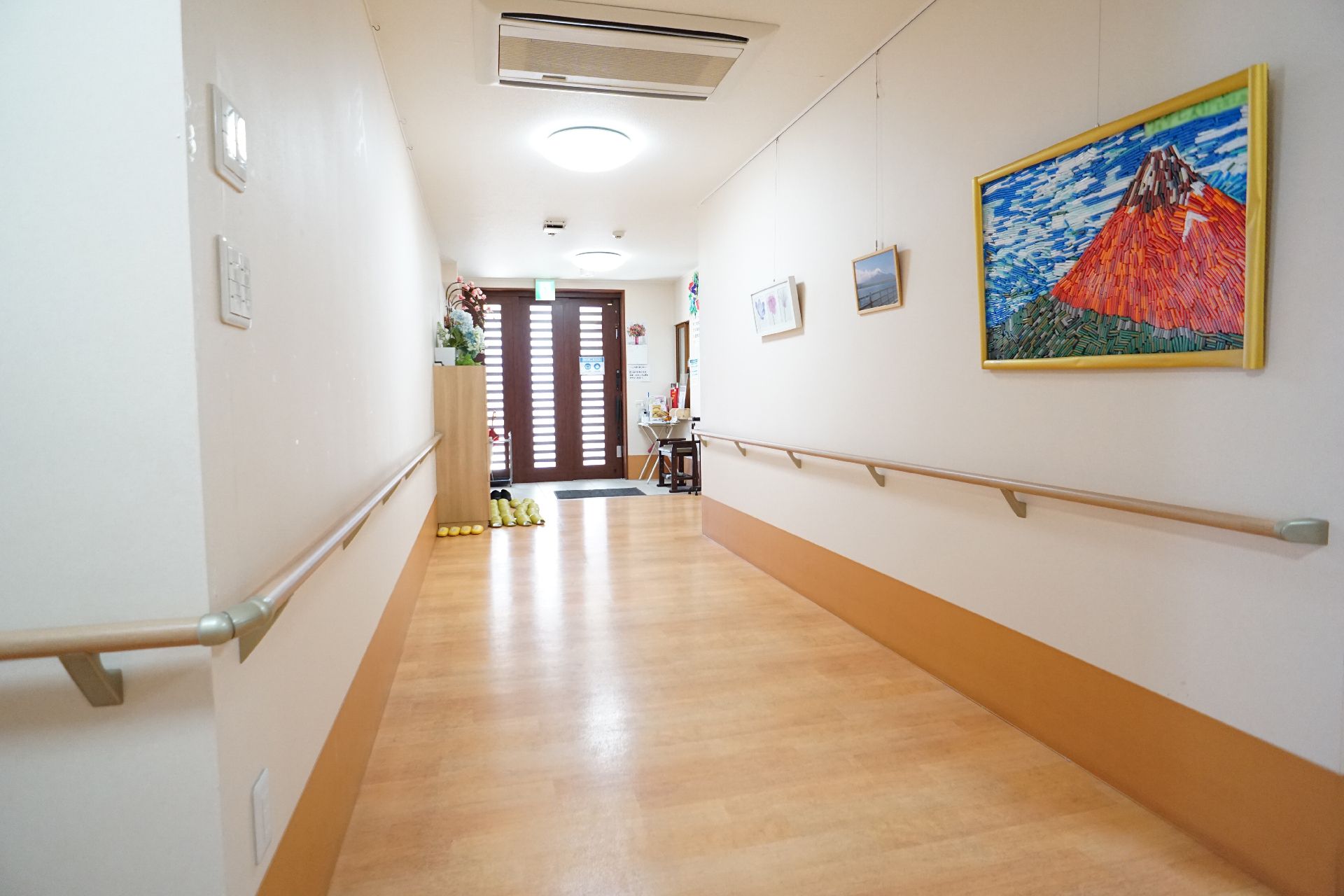 絵が飾られている廊下