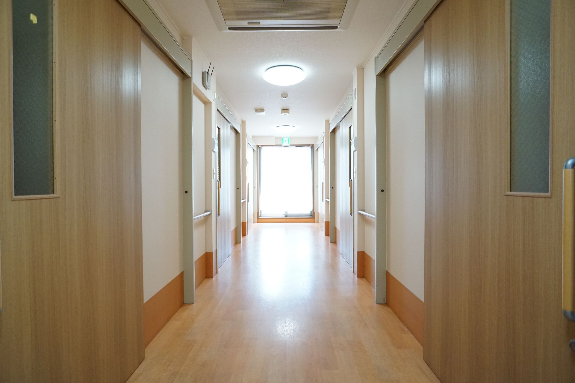 明るい照明が設置されている廊下