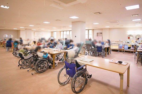 車椅子の方々が集う広間