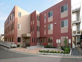 町中にあるスタイリッシュな外観の建物。近代的な雰囲気がある