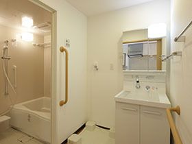 鏡や収納が付いた洗面所や洗濯機置き場がある脱衣所の隣には一人用の浴槽がある浴室がある。
