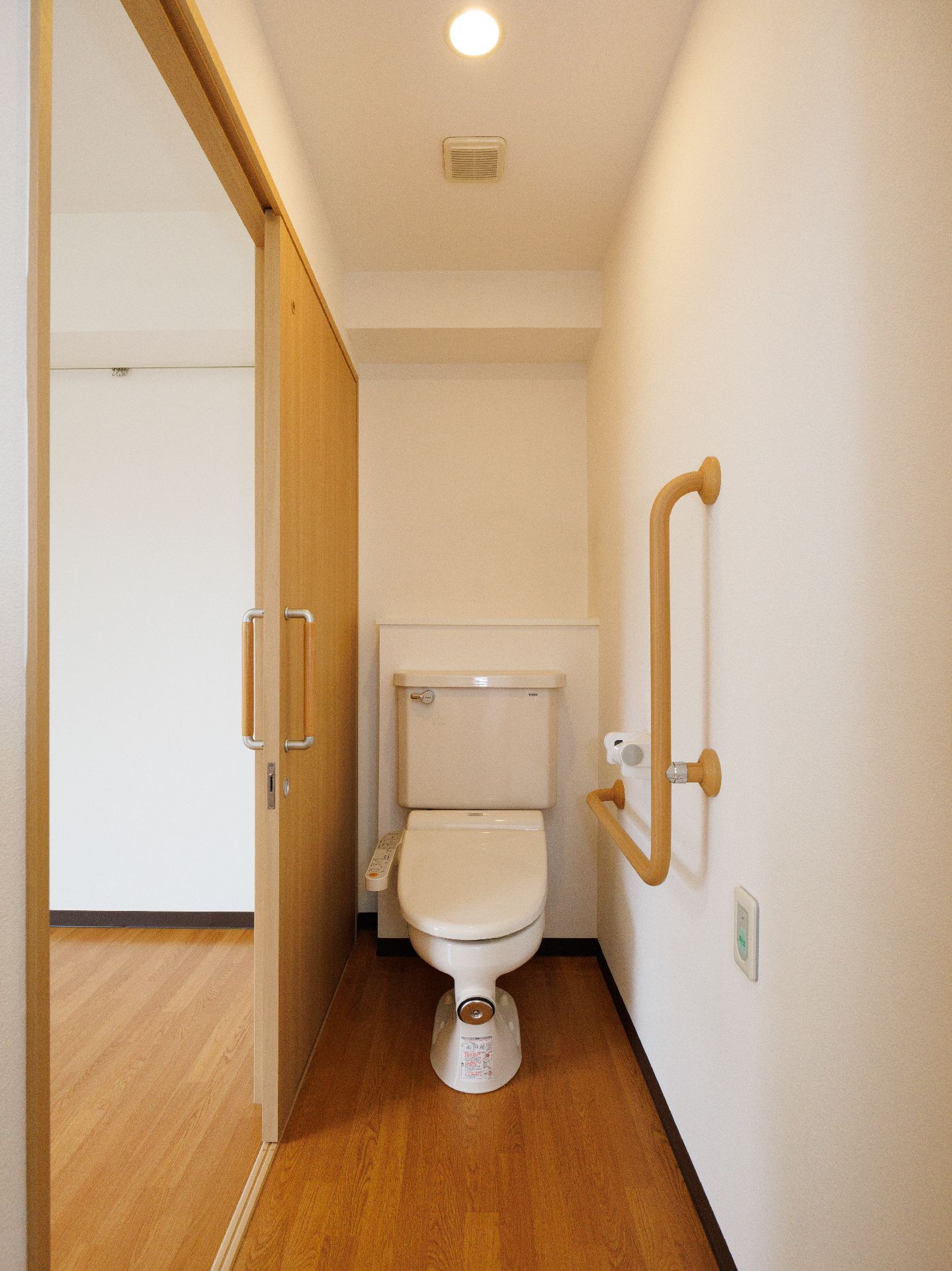 縦長のトイレがある部屋