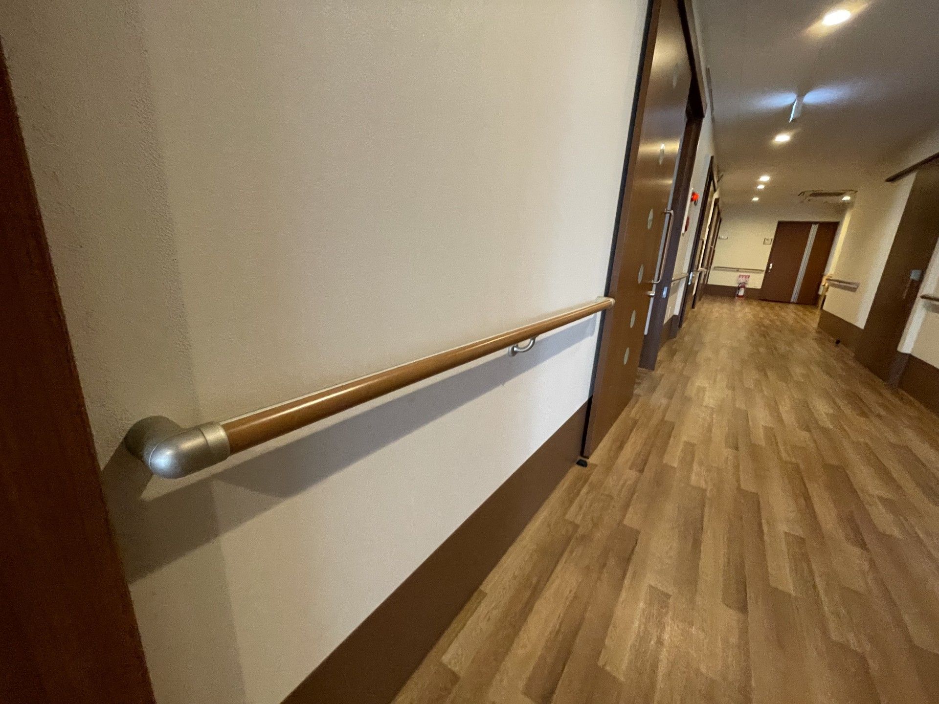 手すり付き廊下