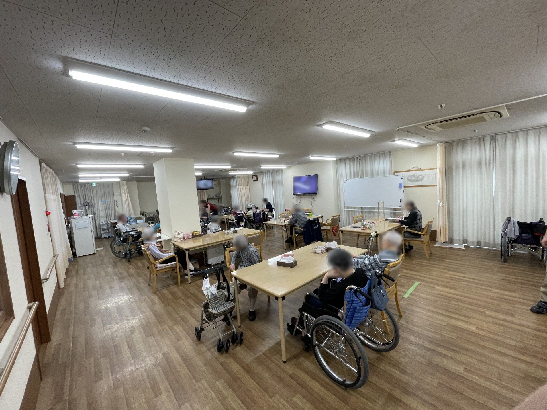 共有スペースで過ごす人々