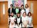 施設の壁をバックにスタッフが8人写ってる。男性が2人と女性が6人。若手から熟練のスタッフまで幅広い年齢層のスタッフがいることがうかがえる。